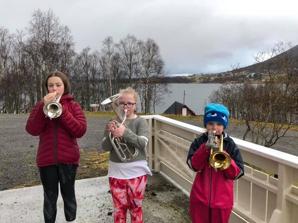 Malin, Martine og Mariell Frostad spelar. (Foto: Privat)