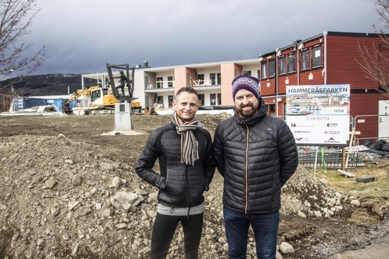 Eigedomsmeklar Frank Fylling i Notar (t.v) og utbyggar Bjørn Vegard Løvik ser fram til ferdigstilling av Hammeråsparken.