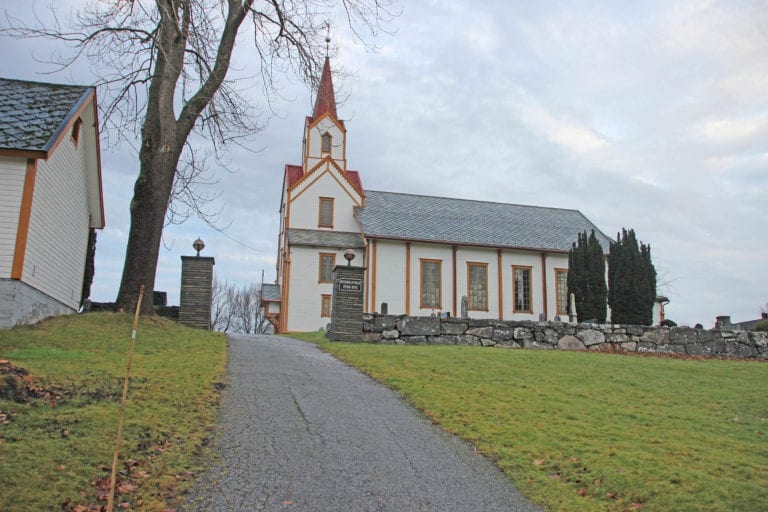 Vestnes kyrkje
