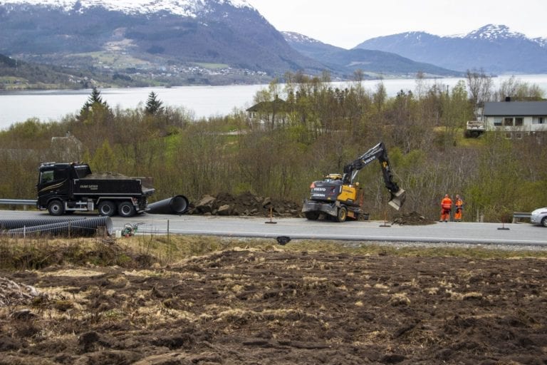 Entreprenør J.O Moen var tysdag ettermiddag i full gang med å reparere skaden på fylkesveg 661 i Tomrefjord.