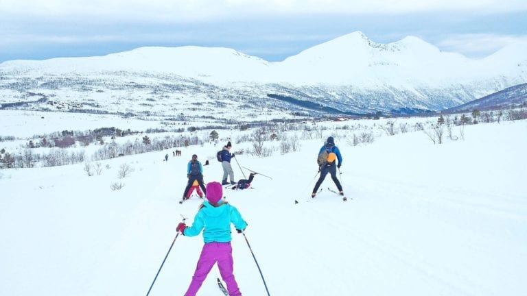 Folk på ski ned Måslia