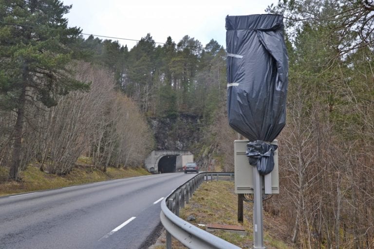 Varslingssystemet ved Hjelviktunnelen er ute av drift. På grunn av coronautbruddet tar det tid å få det reparert.