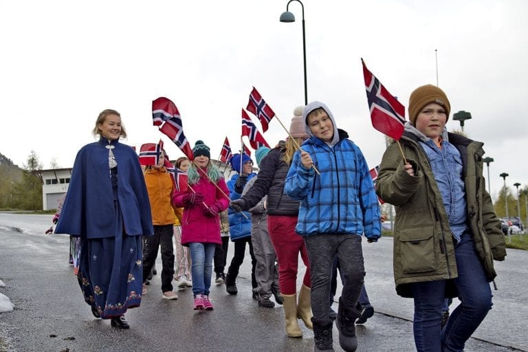 Elevar med vaiande flagg