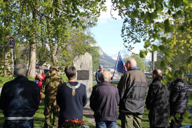 8. mai ved minnebautaen ved Vestnes kyrkje