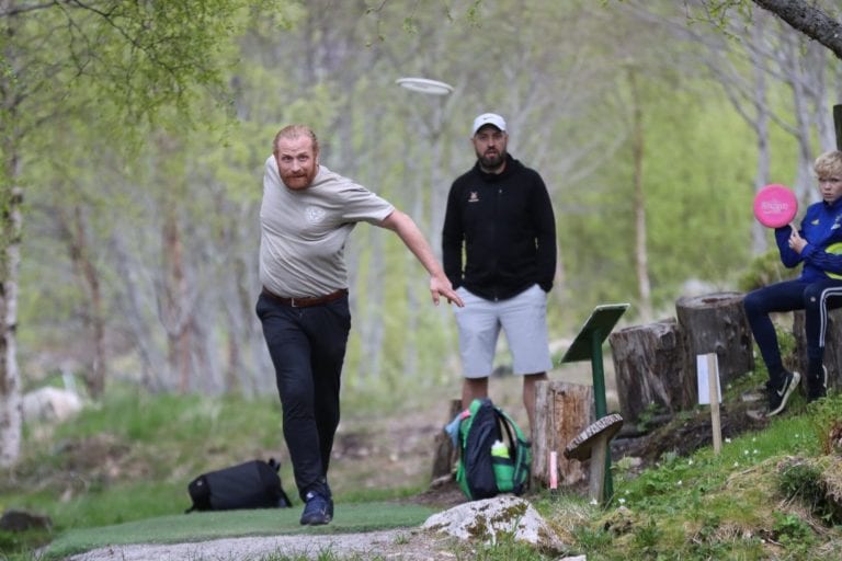 Kristofer Hivju testa frisbeegolfbanen på Øverås. (Foto: Jostein Håland)