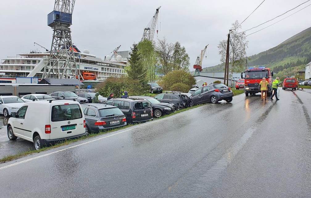 Ein person vart lettare skada i eit trafikkuhell i Tormefjord onsdag morgon. (Foto: Privat)