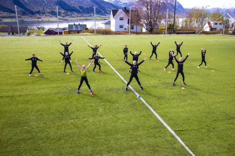 Turngruppa i Tomrefjord Idrettslag øver på dansen.
