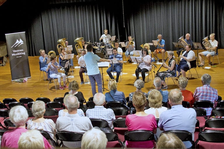 Vestnes musikklag i aksjon på Myra kulturbygg