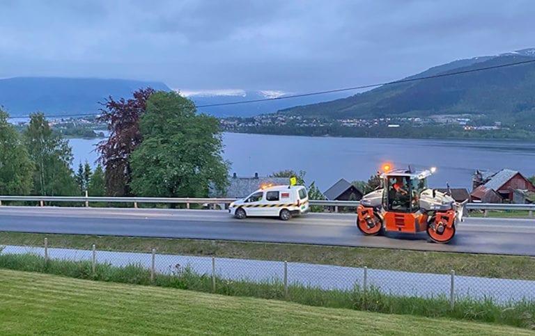 Asfalteringsarbeidet på fylkesveg 661 er i gang. (Foto: Privat)