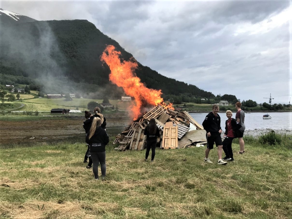 Bålet brann raskt opp på jonsokaftan i Tomrefjord.