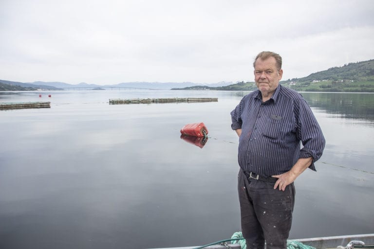 Dagfinn Wiik (Pensjonistpartiet) tok seg pause i vårpussen på båten for å seie si meining om startlånordning i Vestnes.