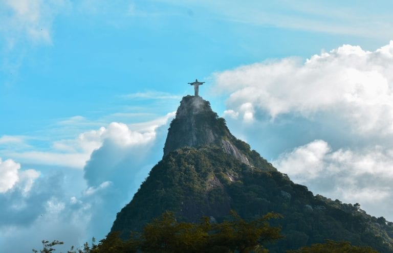Statue av Jesus på ein fjelltopp