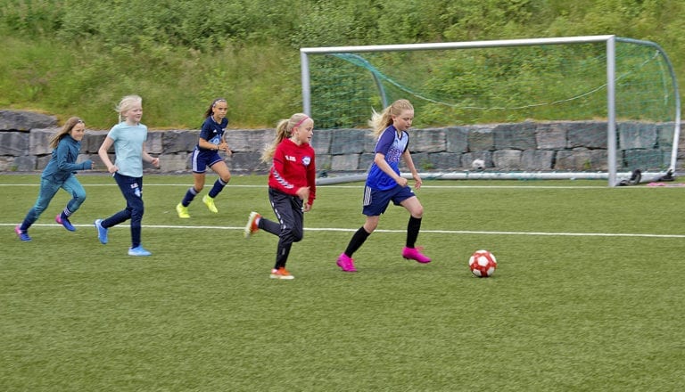 Fotballjenter i Vestnes idrettspark.