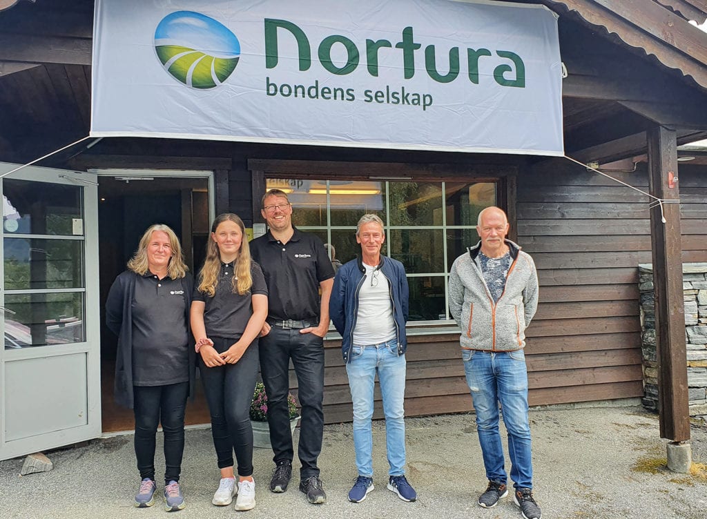 Inger Marie, Sofie og Kai Talberg, her saman med Jarle Ness og Arne Russenes frå Nortura Medlemsbutikk Førde.