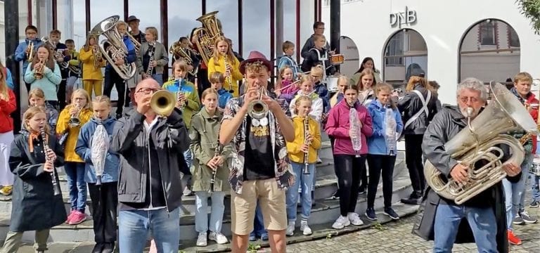 Korpsmusikantar ved paviljongen iÅlesund