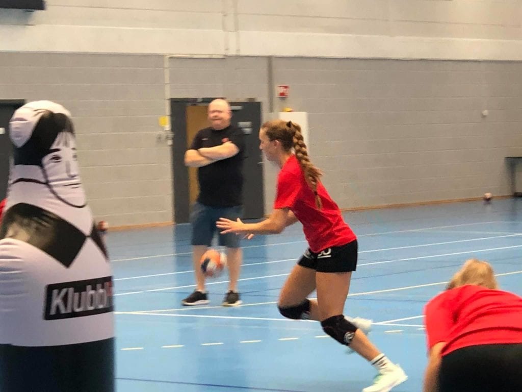 Ingrid Helene Vikås i full gang på handballbanen. (Foto: Privat)