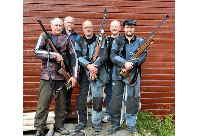 Klassevinnerne i årets feltmesterskap i søndre krets: Hallgeir Rystad – kikkert (tv.), Egil Lindset – V73, Hans Jakop Frostad – V55, Alf-Henrik Håker – V65 og Jan Øystein Solbakken kl. 3-5.