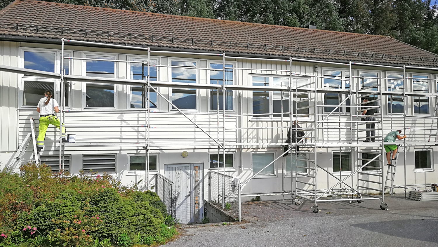 Dugnadsgjengen i Skorgen gir siste strøket på deler av sørveggen på Skorgen skole.
