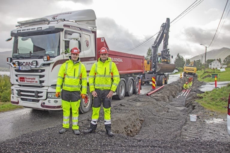 Christoffer Tjugem og Jonathan Steinsik, samt resten av arbeidskarane i Busengdal er i full gang med ågrave grøfter for ny høgspentkabel til Furneset.