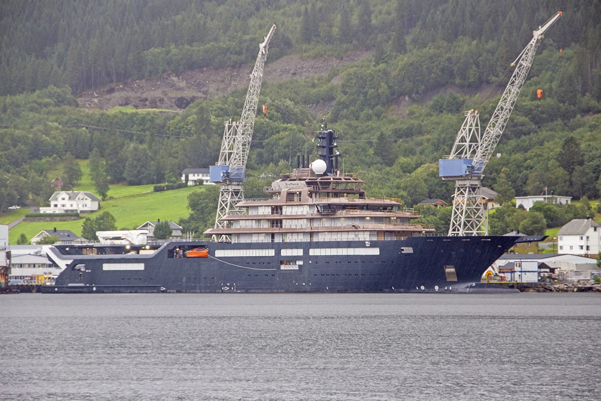 "Rev Ocean" ligg til kai ved VARD Langsten i Tormefjord.