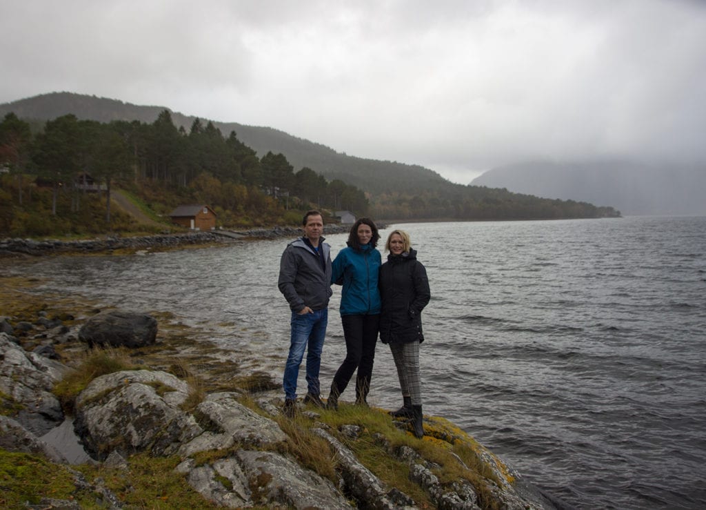 Jan Henning Løviknes, Tanja Anett Gjelsten Løviknes, Heidi Beate Gjelsten og Tore GJelsten (ikkje på biletet) ønskjer å starte med turisme i Korsvika. Men dersom det vert oppdrettsanlegg vert planane skrinlagt.