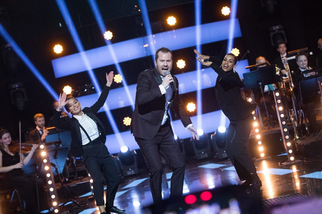 Knut Marius storkosa seg på scenen på storbandkvelden saman med Kringkastingsorkesteret. (Foto: NRK)