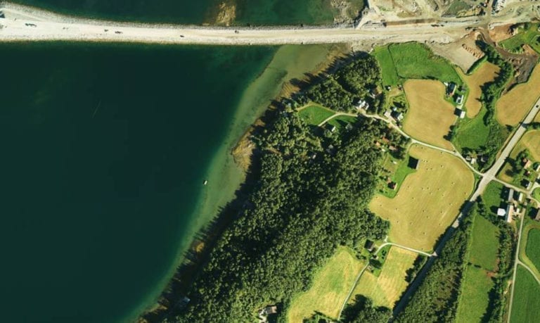 Fylkesmannen i Møre og Romsdal klagar på vedtak om dispensasjon frå arealdelplanen for bygging av eit naust i strandsonen i Kråknesbukta sør for Tresfjordbrua. (Kartutsnitt: Gulesider.no)