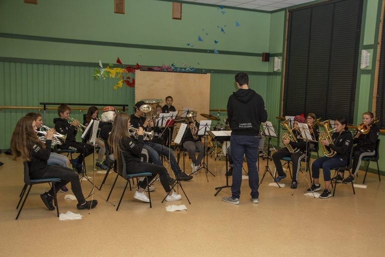 Tomrefjord skulekorps presenterte ulike instrument og spelte tre låtar på rekrutteringskonserten.