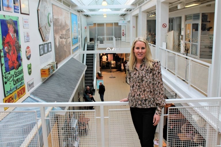 Kathrine Klokset er ny senterleiar ved Vestnes Brygge, og har som mål å fylle opp tomme lokale og skape meir liv på kjøpesenteret.